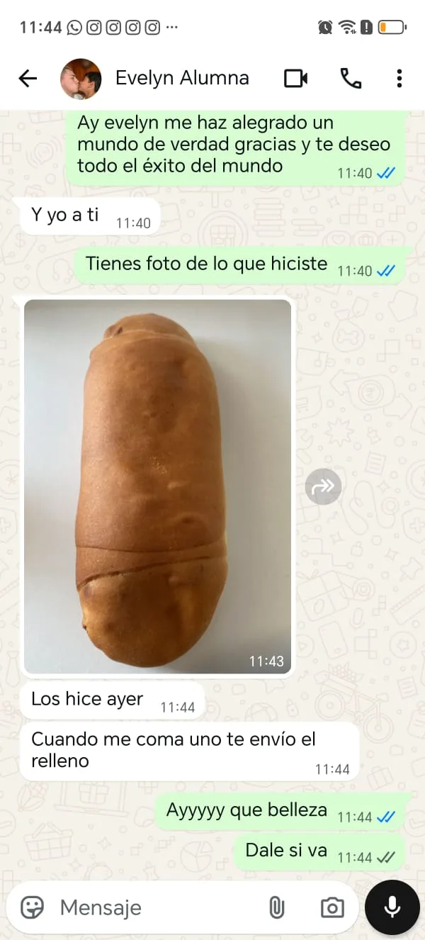 Alumna mostrando cachito hecho en casa